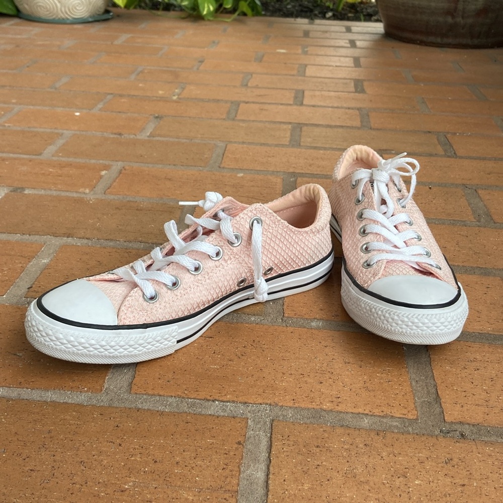 Converse All Star Athletic Shoes Size 8 woman’s Used